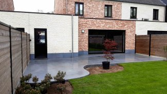 afgewerkte betonvloer voor terras